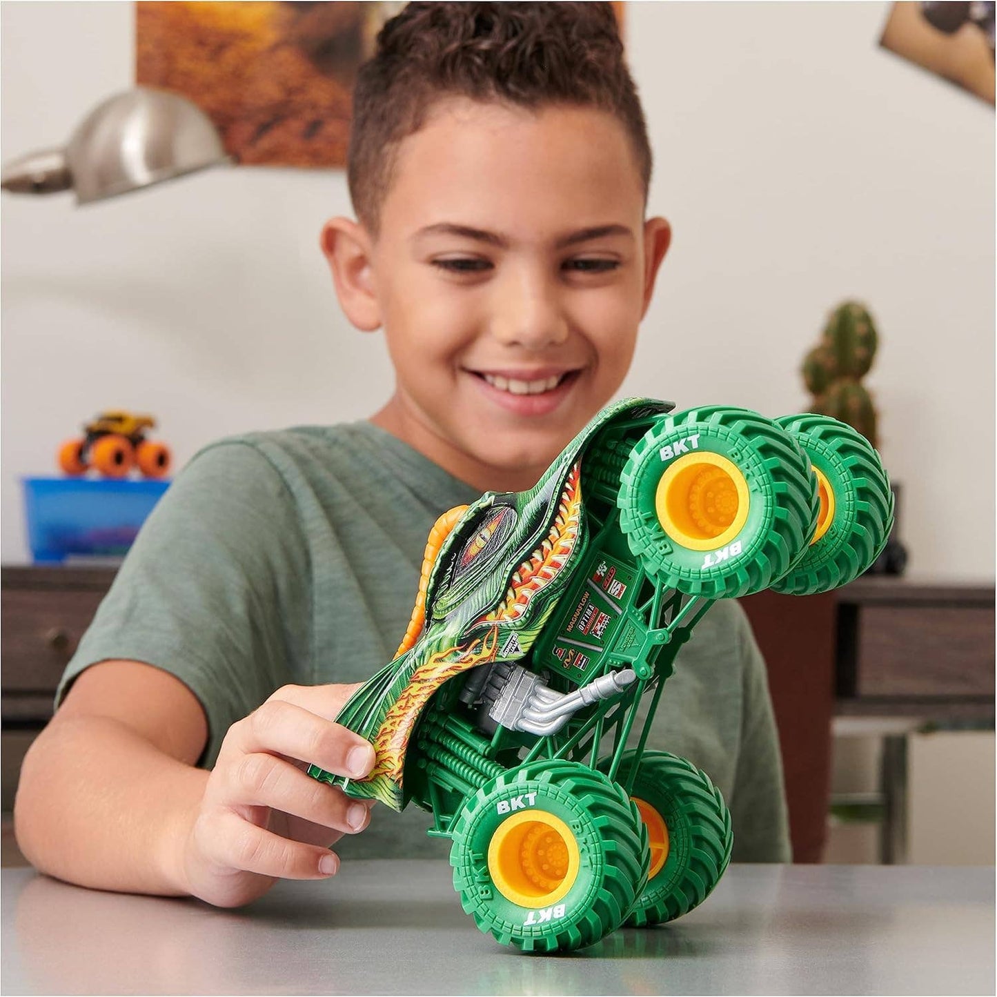 Monster Jam Dragon Monster Truck Die-Cast Vehicle, 1:24 Scale